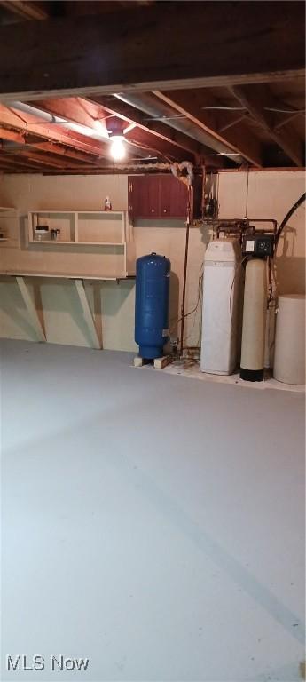 14172 Hametown Rd, Doylestown, OH 44230 - unfinished below grade area featuring a water pressure tank and a water softener