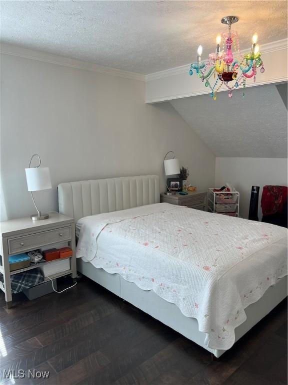 4389 Devonshire Dr, Boardman, OH 44512 - bedroom with crown molding and a textured ceiling