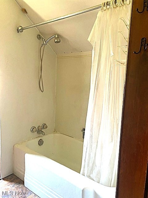 104 Jefferson St, Belmont, OH 43718 - full bath with shower / tub combo with curtain