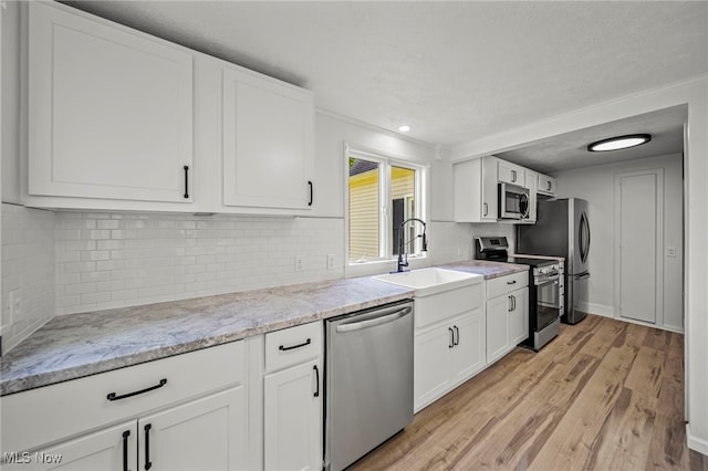 416 N Hambden St, Chardon, OH 44024 - kitchen featuring stainless steel appliances, backsplash, light wood-style flooring, a textured ceiling, and recessed lighting