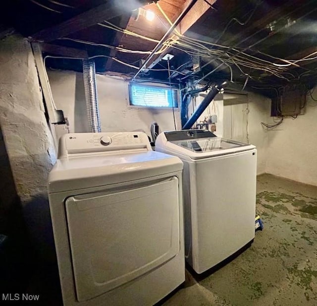 623 N 7th St, Marietta, OH 45750 - laundry area with washing machine and clothes dryer