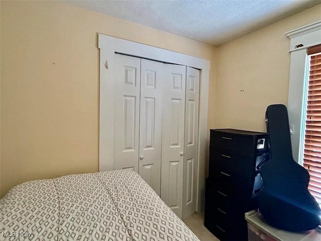 623 N 7th St, Marietta, OH 45750 - bedroom featuring a textured ceiling, a closet, and light colored carpet
