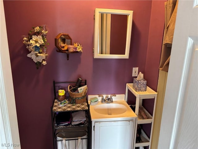 629 E 5th St, Salem, OH 44460 - bathroom featuring vanity
