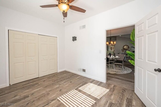 2692 Aspen Dr, Girard, OH 44420 - unfurnished bedroom with wood finished floors, a chandelier, a closet, and ceiling fan