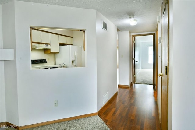 3406 Ivy Hill Cir Unit B, Cortland, OH 44410 - hall featuring dark wood-style floors and a textured ceiling