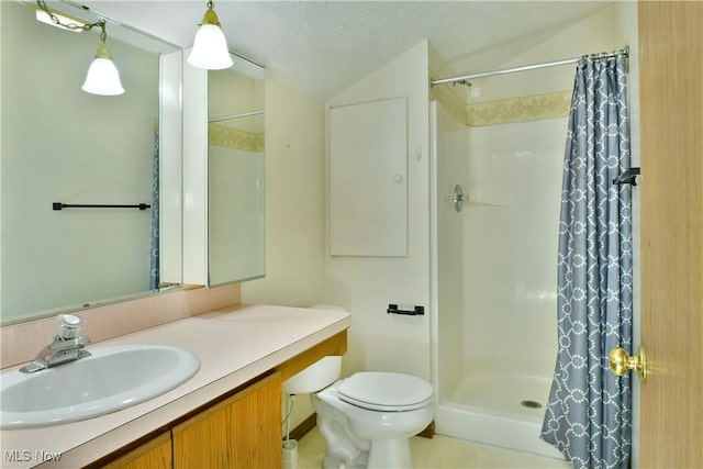 3406 Ivy Hill Cir Unit B, Cortland, OH 44410 - bathroom featuring a shower with curtain and vanity