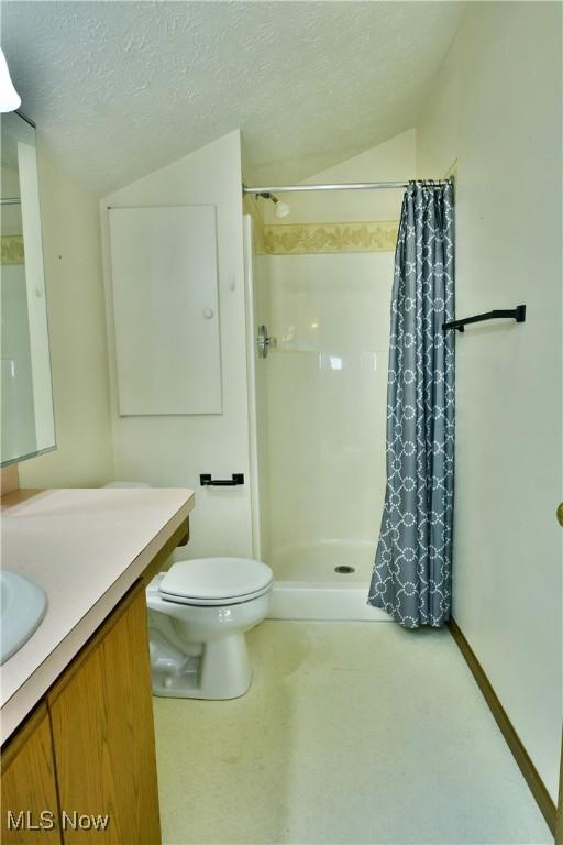 3406 Ivy Hill Cir Unit B, Cortland, OH 44410 - full bath with vanity, curtained shower, and a textured ceiling