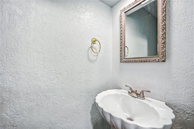1130 Dairy Ln, East Liverpool, OH 43920 - bathroom featuring a textured wall