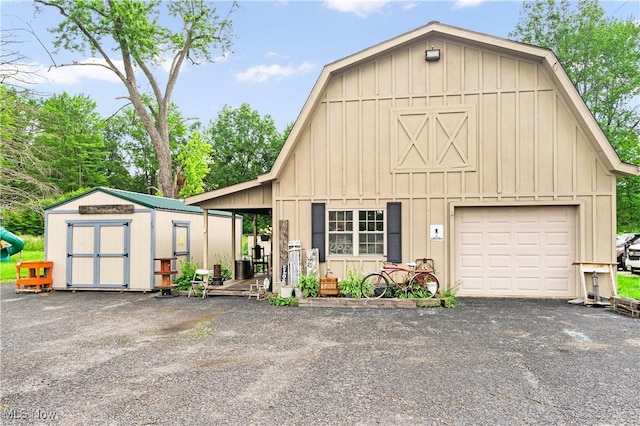 337 Youngstown Kingsville Rd SE, Vienna, OH 44473 - view of front of property with board and batten siding, a storage unit, and a gambrel roof