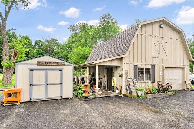 337 Youngstown Kingsville Rd SE, Vienna, OH 44473 - view of front of house with an outdoor structure, a shingled roof, a gambrel roof, a barn, and a detached garage