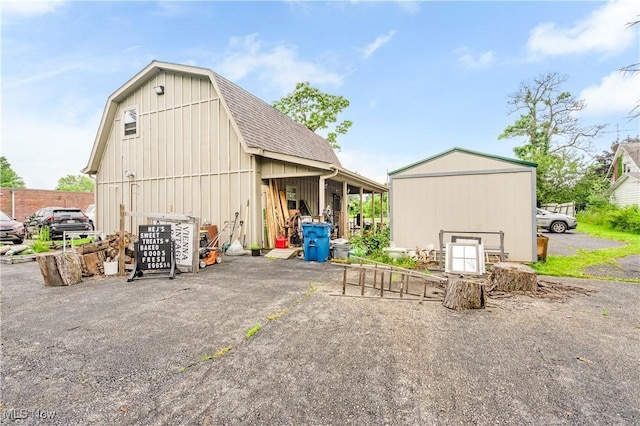 337 Youngstown Kingsville Rd SE, Vienna, OH 44473 - back of property with a gambrel roof, an outdoor structure, a barn, and a shingled roof