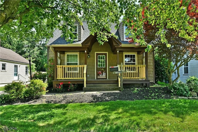 400 Spring St, Struthers, OH 44471 - view of front facade featuring covered porch, a front lawn, and a shingled roof