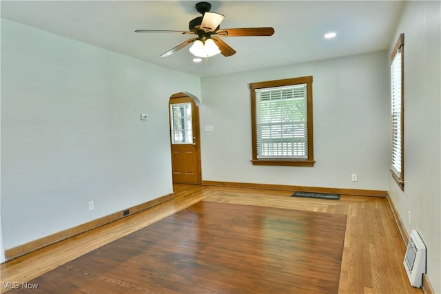 400 Spring St, Struthers, OH 44471 - unfurnished room featuring arched walkways, light wood-type flooring, a ceiling fan, and recessed lighting