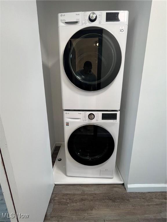 1405 E Cherokee Trl, Sandusky, OH 44870 - laundry area featuring stacked washer and clothes dryer and wood finished floors