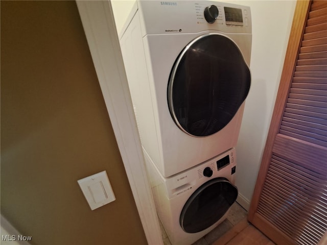 12595 Larchmere Blvd Unit E6, Cleveland, OH 44120 - laundry area featuring stacked washer / dryer