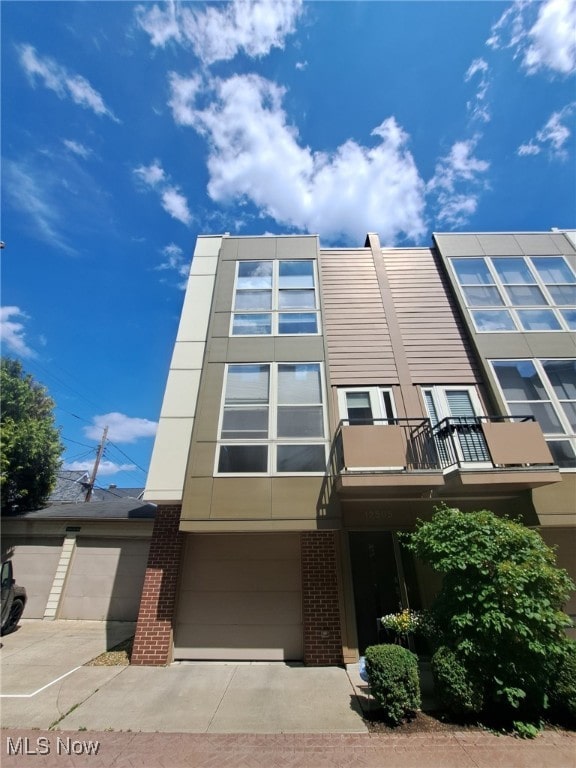 12595 Larchmere Blvd Unit E6, Cleveland, OH 44120 - view of front of property with a balcony and brick siding