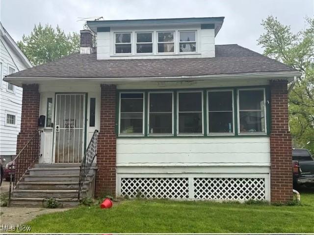 5578 Dalewood Ave, Maple Heights, OH 44137 - bungalow-style house featuring a front lawn, a shingled roof, and brick siding