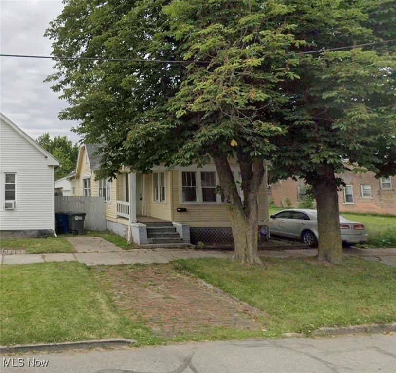 3149 Elm St, Toledo, OH 43608 - view of front of home featuring a front yard