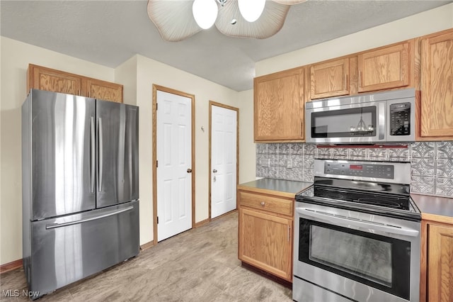 1550 Rebel St SW, Canton, OH 44706 - kitchen featuring stainless steel appliances, tasteful backsplash, and ceiling fan