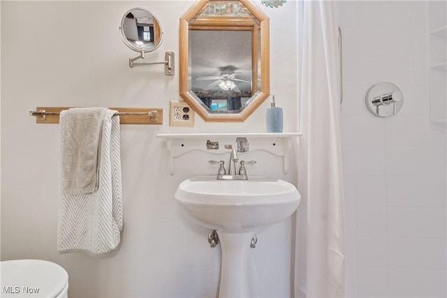 578 25th St NW, Massillon, OH 44647 - full bathroom with curtained shower and ceiling fan