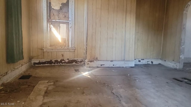 918 Florence St, East Liverpool, OH 43920 - unfurnished room featuring arched walkways