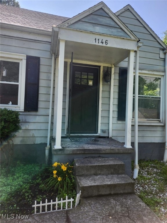 1146 Easton Dr, Akron, OH 44310 - property entrance