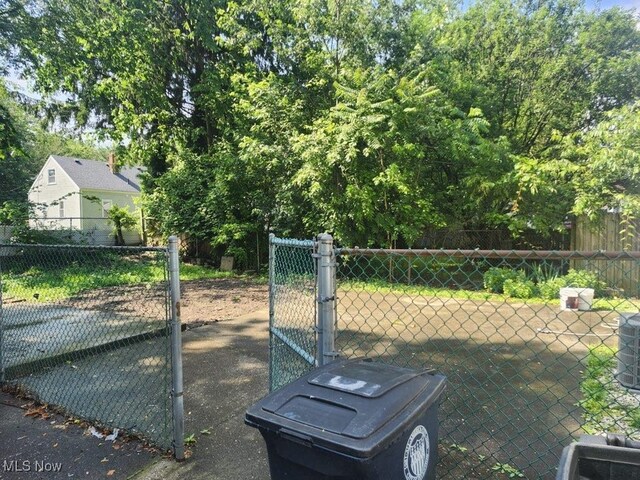 1146 Easton Dr, Akron, OH 44310 - view of yard