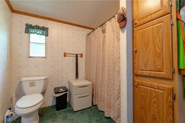 2176 Pageant Rd SE, Carrollton, OH 44615 - bathroom featuring crown molding, curtained shower, and a textured ceiling