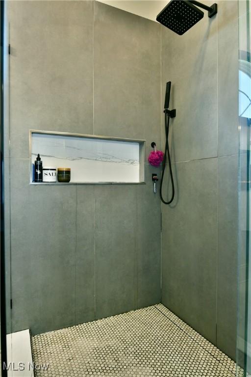 257 Country Club Dr SE, Warren, OH 44484 - full bath with a tile shower