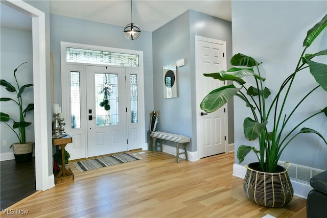 257 Country Club Dr SE, Warren, OH 44484 - foyer with light wood-type flooring and baseboards