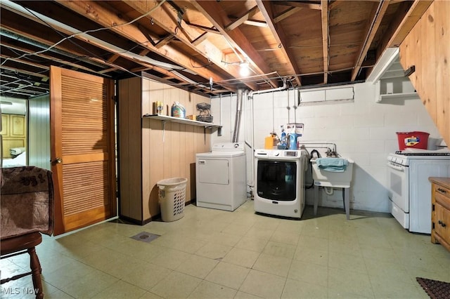 1932 Meister Rd, Lorain, OH 44053 - laundry area featuring washing machine and clothes dryer, light flooring, and concrete block wall