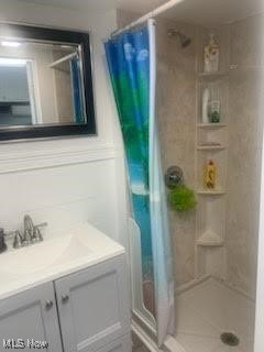 360 Tuxedo Ave, Brooklyn Heights, OH 44131 - full bathroom featuring curtained shower and vanity