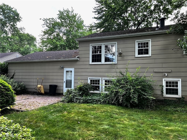 8001 Cherry Hl, Warren, OH 44484 - rear view of property with a lawn