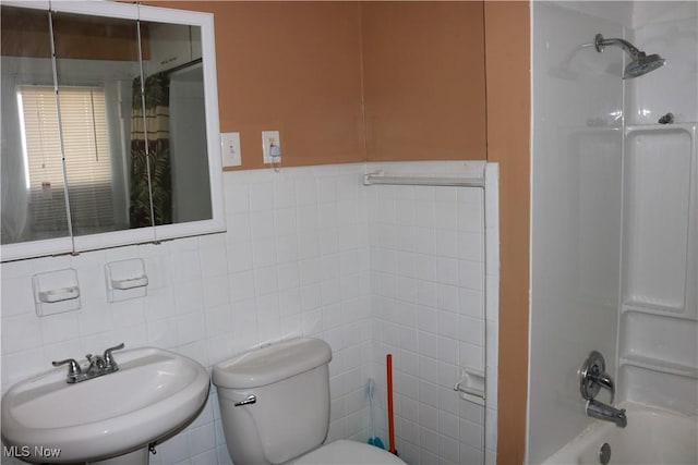 299 E 197th St, Euclid, OH 44119 - bathroom featuring tile walls and  shower combination