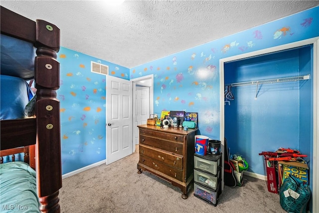 9009 Oak Ct, Windham, OH 44288 - bedroom with carpet, wallpapered walls, a textured ceiling, and a closet