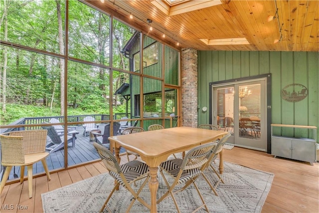820 Old Spring Rd, Copley, OH 44321 - sunroom featuring a skylight and lofted ceiling