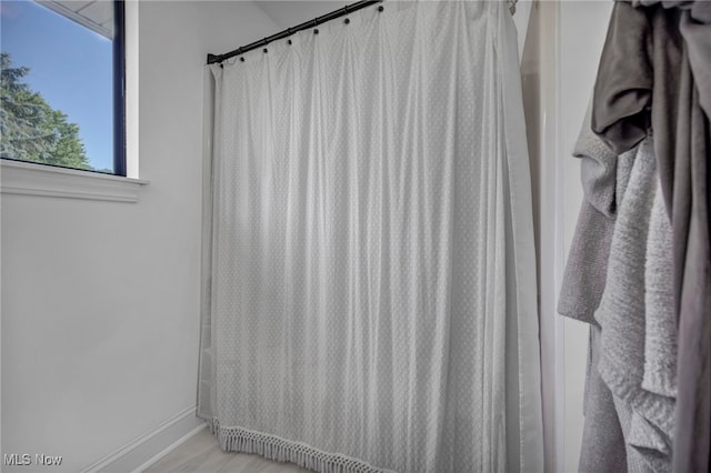 3800 Rosemont Blvd Unit 114C, Akron, OH 44333 - full bathroom featuring a shower with curtain and baseboards