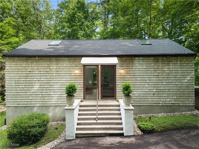 4 Valley Rdg, Farm, Hunting Valley, OH 44022 - view of front facade with roof with shingles