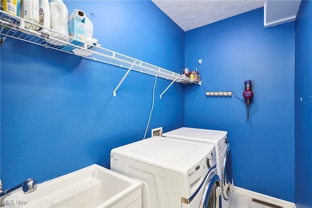 933 Alder Run Way, Akron, OH 44333 - laundry room featuring washing machine and clothes dryer and a textured ceiling