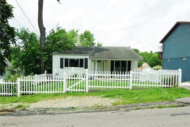 171 W Hiram St, Barberton, OH 44203 - bungalow-style home featuring a fenced front yard and a shingled roof