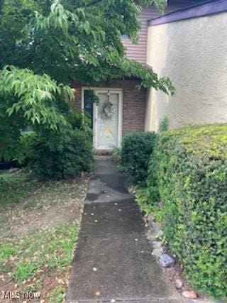 82 Silver Valley Blvd, Munroe Falls, OH 44262 - property entrance with brick siding