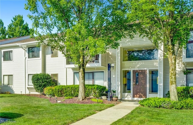 2910 N Bay Dr Unit L11, Westlake, OH 44145 - townhome / multi-family property featuring a front yard