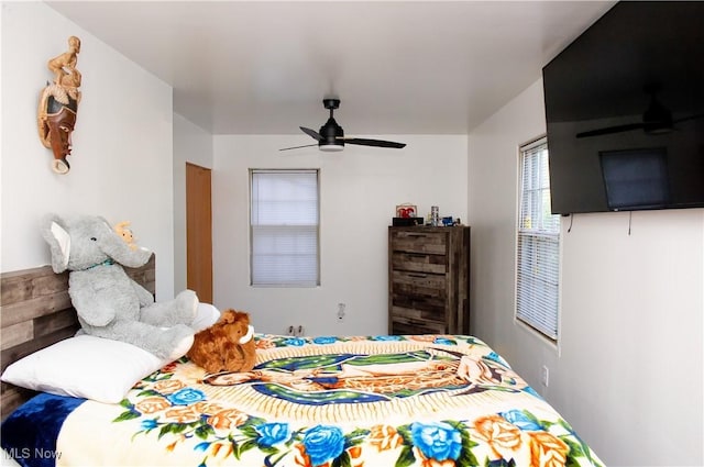 1863 Deerfield Ave SW, Warren, OH 44485 - bedroom with a ceiling fan