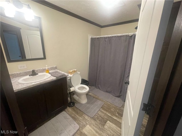 83478 Monzula Rd, Cadiz, OH 43907 - bathroom featuring wood finished floors, vanity, crown molding, a shower with curtain, and a textured ceiling