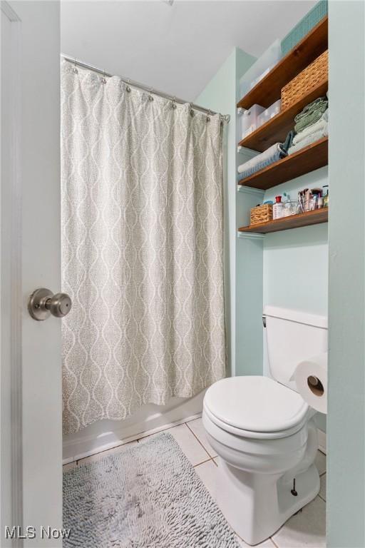 1901 Newton St, Akron, OH 44305 - full bath featuring tile patterned flooring and shower / tub combo with curtain