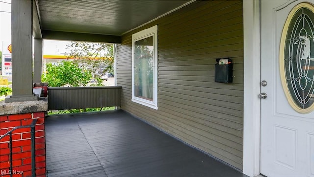 417 Vienna Ave, Niles, OH 44446 - view of covered porch