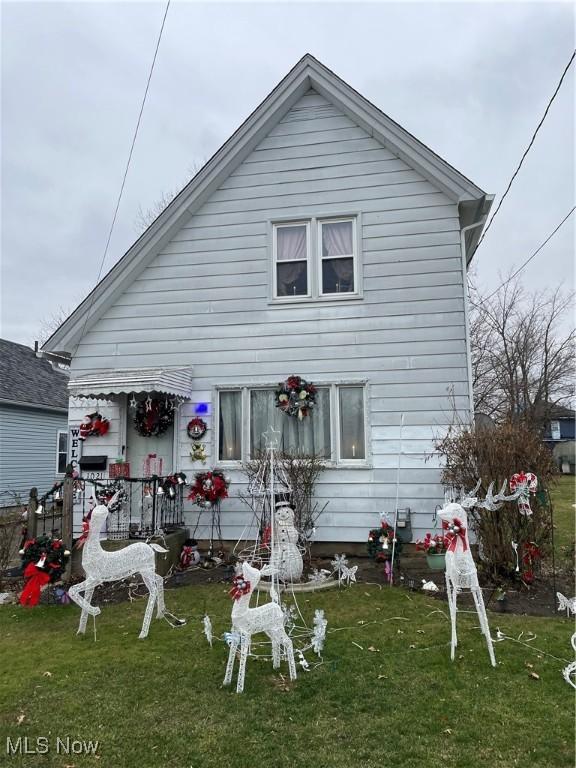 1021 W 18th St, Lorain, OH 44052 - back of property with a lawn
