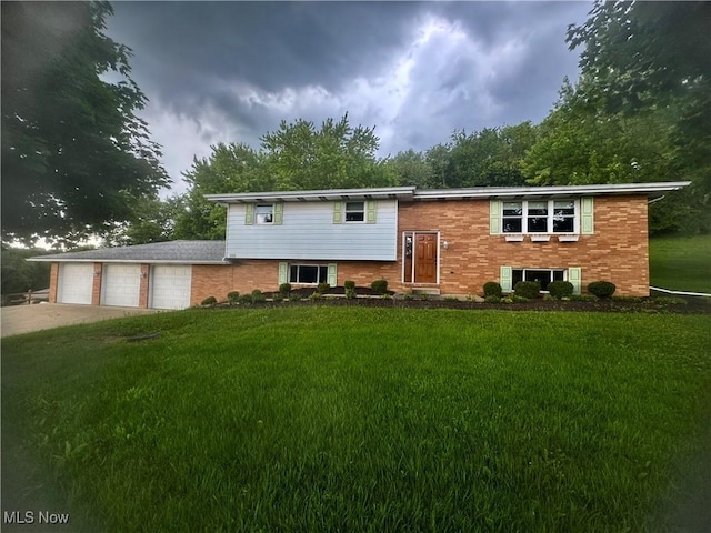 1104 Lantern, East Liverpool, OH 43920 - split foyer home with a front yard, brick siding, and concrete driveway