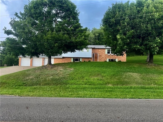 1104 Lantern, East Liverpool, OH 43920 - view of front facade featuring driveway and a front lawn