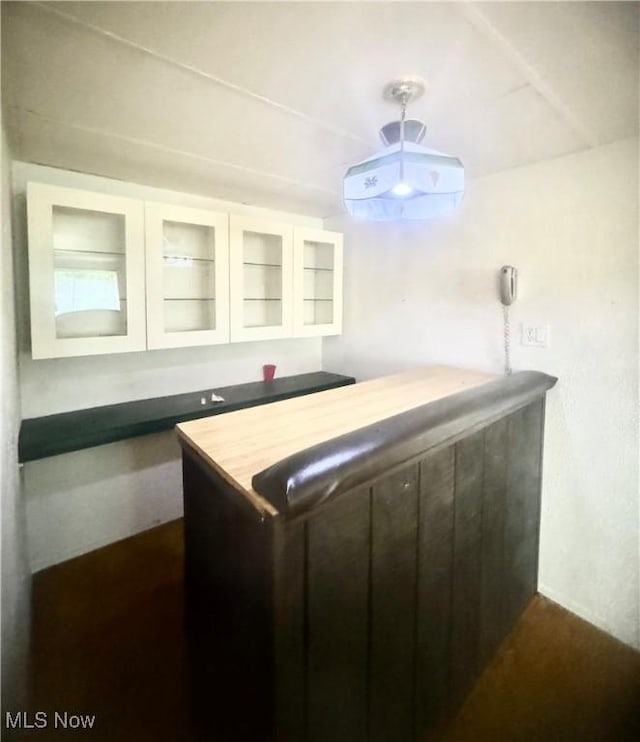 1104 Lantern, East Liverpool, OH 43920 - view of indoor dry bar